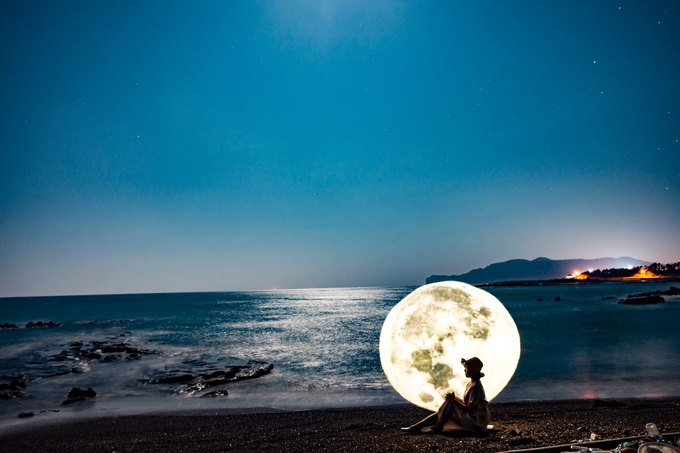 바다 끝에 내려앉은 달